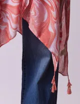 Kimono tejido con estampado abstracto en tonos grises y blancos, con mangas cortas y terminación de ruedo con borlas negras.