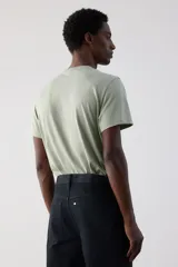 Remera verde claro de algodón, corte estándar, con cuello redondo ribeteado y bajo recto.