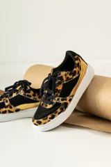 Championes negros con estampado animal print en tonos marrones y dorados.