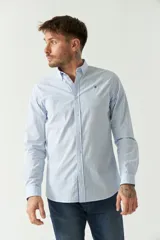 Camisa celeste de manga larga para hombre, con logo bordado y fit slim. Confeccionada en 100% algodón.