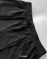 Bermuda deportiva negra de algodón premium, corte recto y largo a la rodilla.