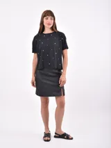 Remera negra de mangas cortas con tachas plateadas.