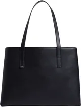 Cartera tote Calvin Klein negra de poliuretano con textura granulada. Tiene doble asa superior, cierre de cremallera y logo grabado en el frente.