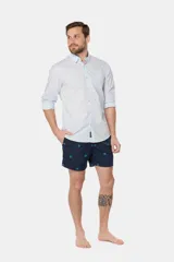 Short de baño azul marino con bordados de tortugas marinas en color celeste. Tiene cintura elástica con cordón ajustable, dos bolsillos laterales y suspensor de malla fina.