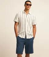 Bermuda masculina de sarga color rosado, con corte recto y bolsillos laterales.