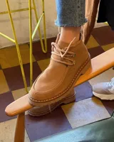 Zapato acordonado negro de cuero vacuno con suela track.