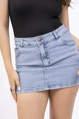 Minifalda de jean celeste, de tiro bajo y corte ajustado.