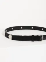 Cinturón negro de cuero vacuno con apliques metálicos plateados y hebilla metálica con diseño exclusivo.