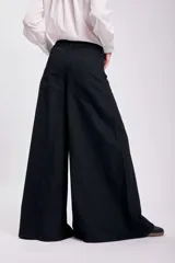 Pantalón de jean negro de corte extra ancho.