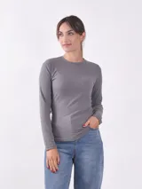 Remera básica de manga larga color gris, con cuello redondo y corte ajustado.