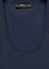 Musculosa azul marino de punto fino con tirantes finos y cuello redondo.