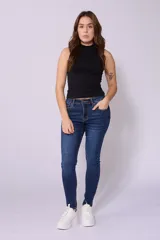 Pantalón jean chupín de tiro medio, color azul oscuro, con lycra.