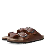 Sandalias planas color beige con dos tiras anchas con hebillas metálicas plateadas.