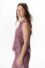 Musculosa celeste de lino con cuello redondo y corte recto.