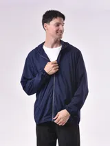 Campera azul marino con capucha y cierre frontal.