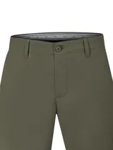 Short de hombre color verde oliva, de corte recto y largo a la rodilla. Confeccionado en tejido liviano de secado rápido con protección UV 50+.