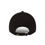 Gorro tipo dad hat New Era, color negro, con visera curva. Presenta bordado frontal con el logo alternativo de los Phoenix Suns: un balón de baloncesto naranja con estelas amarillas saliendo de un sol amarillo. Logo de New Era bordado en color amarillo en el lateral.