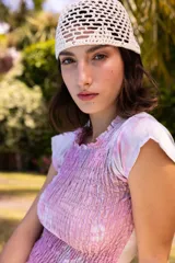 Sombrero tipo bucket tejido en crochet de algodón color crema, con calado amplio.