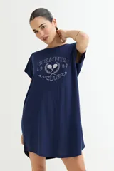 Vestido azul marino con estampado blanco con la leyenda "Tennis Club 1987" y dos raquetas de tenis cruzadas.