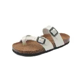 Zueco de cuero color blanco con hebilla metálica ajustable y plantilla anatómica.