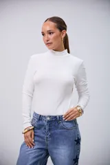 Polera básica de manga larga color crudo, con cuello alto y tejido acanalado.