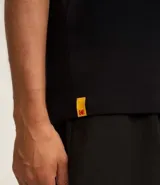 Remera negra de algodón con cuello redondo y manga corta. Estampado frontal con el logo de Kodak a la altura del pecho.