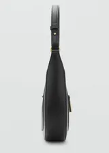 Bolso tipo hobo de color negro, con asa corta regulable, cierre con broche metálico dorado y forro interior con bolsillo de cremallera.