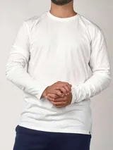 Camiseta negra de manga larga, cuello redondo y corte clásico.
