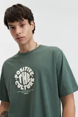 Remera verde militar de manga corta con cuello redondo y estampado frontal con la frase "Positive The Culture" en blanco.