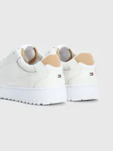 Zapatillas urbanas Tommy Hilfiger color blanco, de cuero sintético, con cordones y suela cupsole.