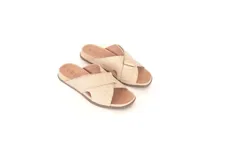 Sandalias de cuero color crema, con tecnología Antistress, plantilla anatómica de PU con acción antibacteriana y suela de poliuretano.