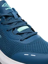 Championes urbanos Umbro modelo Rift, color negro con detalles en azul y suela blanca.