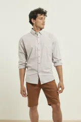 Camisa de manga larga a rayas verticales finas color blanco y gris, con cuello abotonado y bolsillo en el pecho.