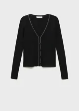 Cárdigan negro de punto de canalé con cuello pico, cierre frontal con botones y ribete blanco en cuello, botones y borde de la abertura.