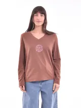 Remera color ladrillo de manga larga con cuello en V y estampado circular con la frase "Enjoy Every Step".