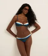 Bombacha de bikini estampada con rayas aquareladas en tonos azul, verde, blanco y naranja.