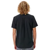 Camisa negra de manga corta con cuello clásico, cierre frontal con botones y bolsillo de parche en el pecho.