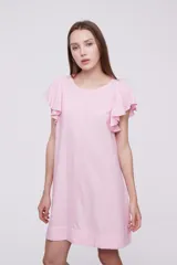 Vestido corto rosado de lino, corte holgado, cuello redondo y mangas cortas con volados.