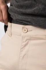 Bermuda cargo negra de gabardina con spandex, con bolsillos amplios con broche metálico, cintura con pasadores y etiqueta tejida VCP.