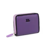 Tarjetero púrpura de cuero sintético con cierre de cremallera y logo XL en el frente.