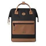 Mochila Cabaia Adventurer Cologne negra con detalles en cuero marrón. Tiene sistema MOLLE, compartimento acolchado para tablet o PC, correa para sujetar a la maleta y tirantes acolchados antitranspirantes.