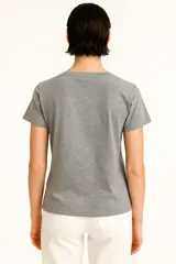 Remera gris de algodón con cuello en V y mangas cortas, corte slim fit.