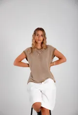 Blusa tejida de hilo color beige con rayas horizontales.