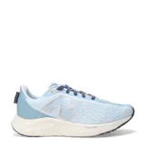 Championes de running New Balance Fresh Foam 680 V8, color celeste con logo plateado y suela blanca.