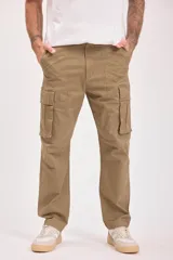 Pantalón cargo color caqui con múltiples bolsillos y corte recto.