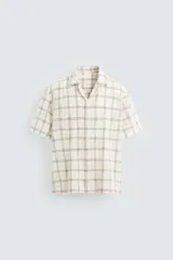 Camisa de manga corta con cuello bowling y corte relaxed fit, confeccionada en tejido con mezcla de algodón y estampado a cuadros.
