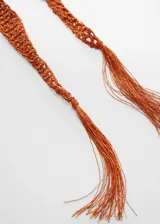 Fular hecho a mano en tonos naranjas con flecos, ideal para complementar cualquier atuendo.