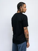 Remera deportiva negra de poliéster con logo de Umbro estampado en blanco en el pecho.