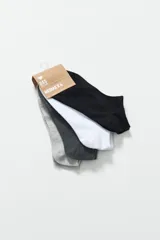 Pack de cuatro pares de medias soquete en colores gris, negro y blanco, ideales para uso diario.