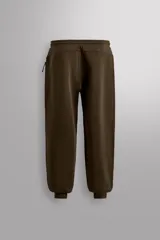 Pantalón jogger de entrenamiento, corte regular fit, color verde oliva oscuro. Confeccionado en tejido técnico compacto de algodón con elasticidad y efecto neopreno. Presenta cintura elástica ajustable con cordón blanco, bolsillos frontales y un bolsillo lateral con cierre de cremallera. El bajo termina en puño.